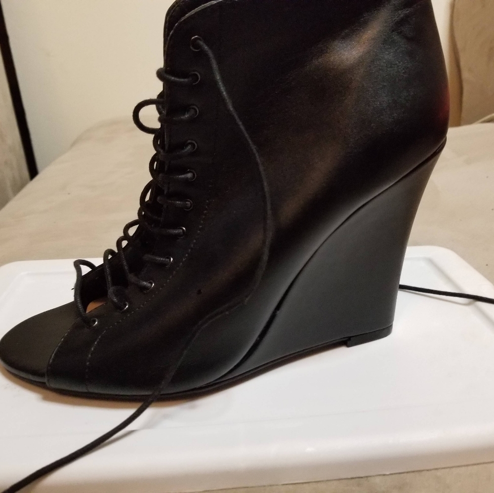 Wedge sandle boot
